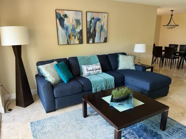 Renovated 2/2 Unit At Yacht Club/aventura Aventura
