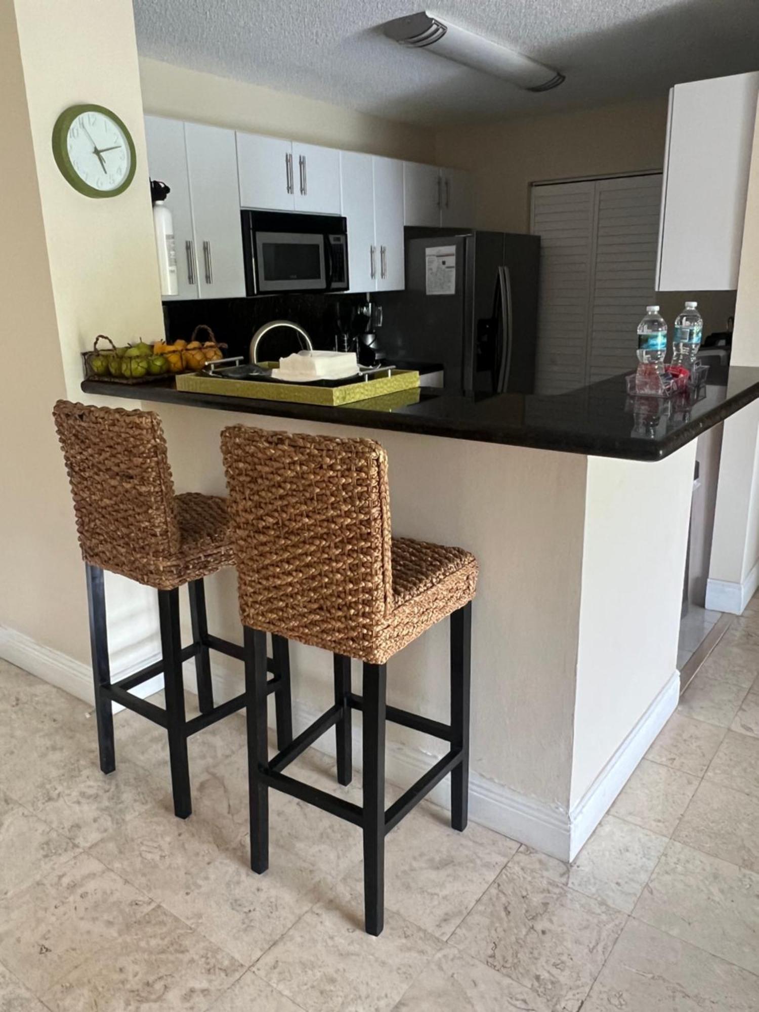 Renovated 2/2 Unit At Yacht Club/aventura Aventura