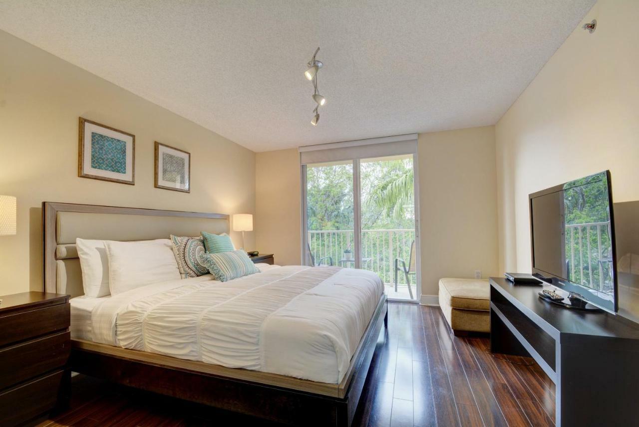Apartment Renovated 2/2 Unit At Yacht Club/aventura