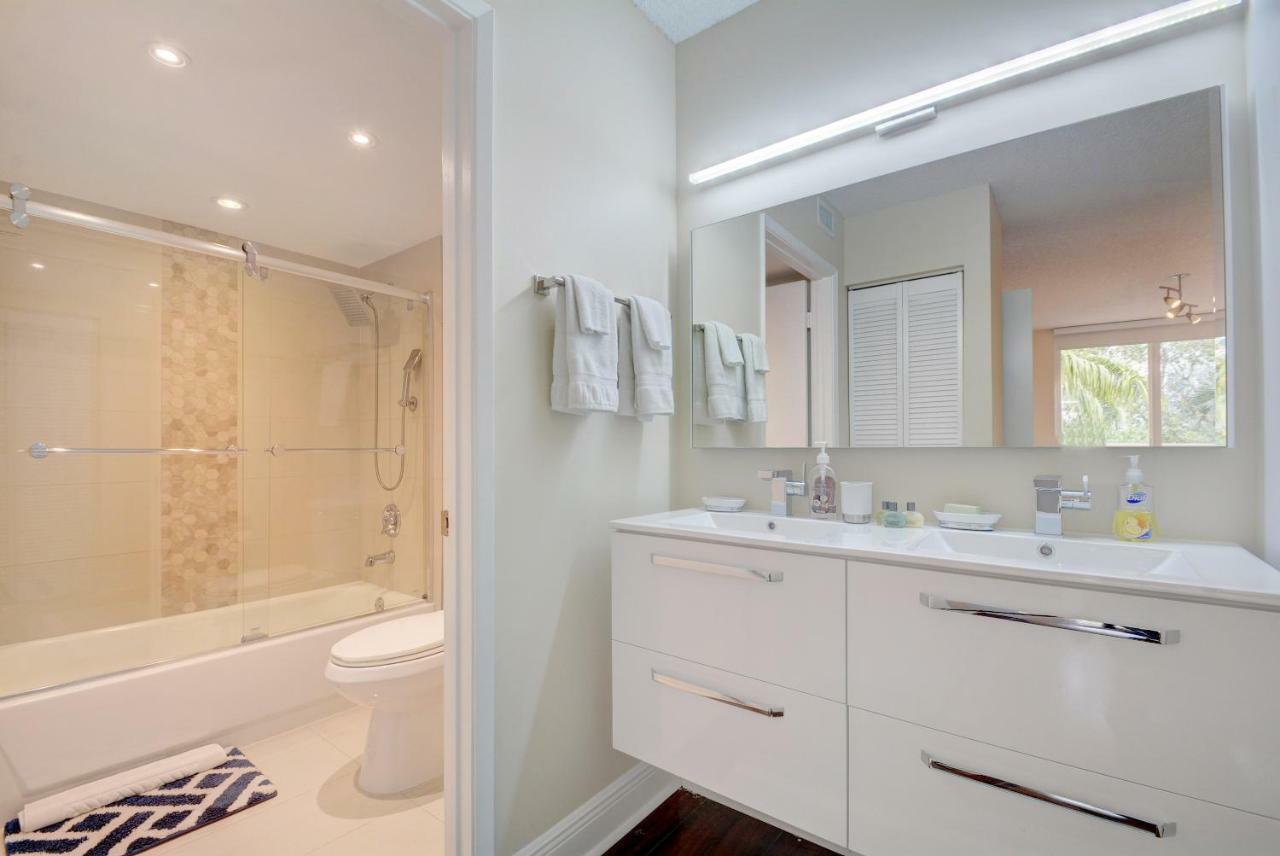 Apartment Renovated 2/2 Unit At Yacht Club/aventura *